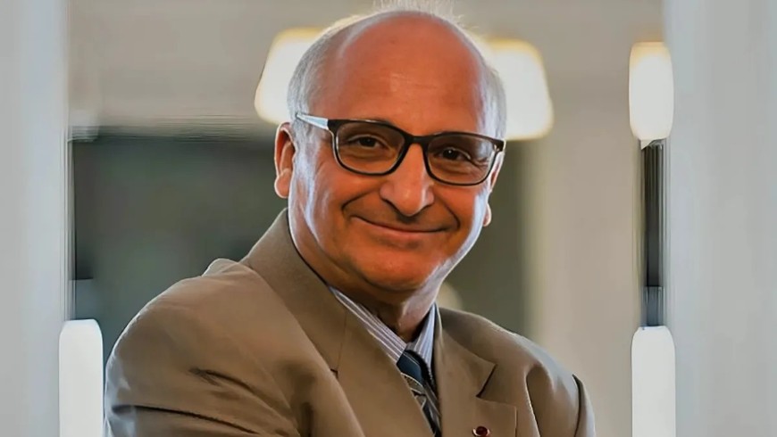 رشيد اليزمي ومكانته العالمية في رحلة علمية وإبداعية انطلقت من المغرب