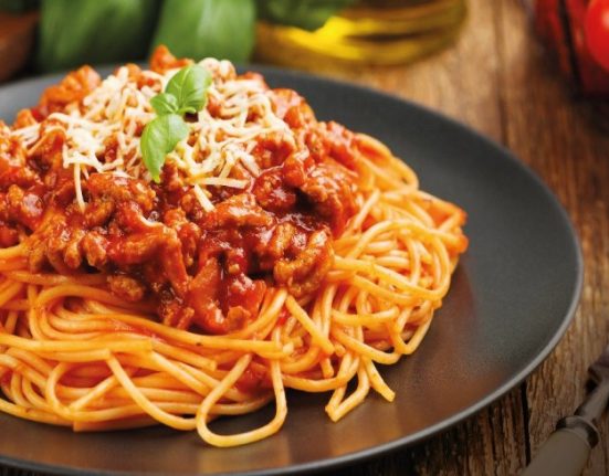 وصفة سباكيتي بالكفتة والفروماج: متعة الطعم الإيطالي المغربي